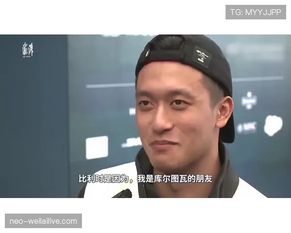 周冠宇机场被拍,背着的包比我房租还贵,这差距扎心