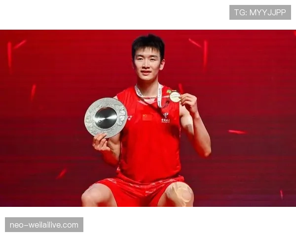 李诗沣训练完直接瘫在场边啃蛋白棒,这自律程度真不是一般人扛得住的 李诗沣训练完直接瘫在场边啃蛋白棒,这自律程度真不是一般人扛得住的